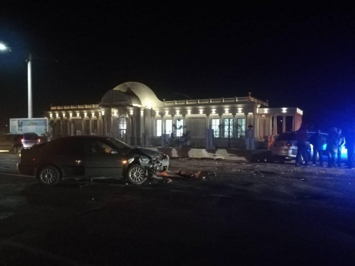 ÎNCĂ UN ACCIDENT PE ŞOSEAUA CHIŞINĂU - ANENII NOI. Două maşini s-au lovit violent (FOTO)