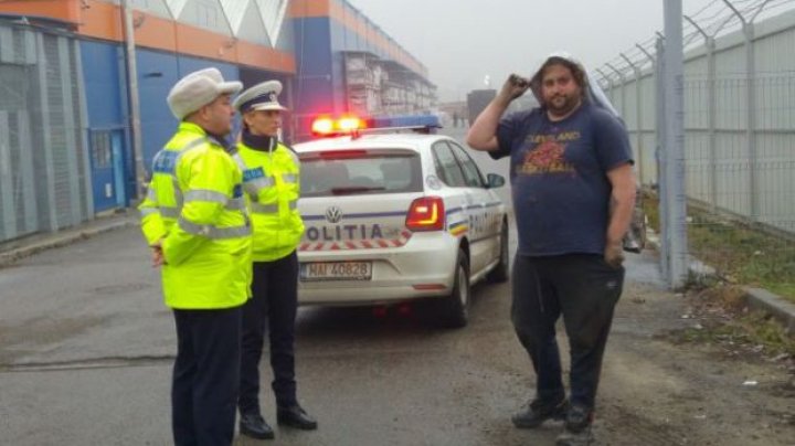 Un șofer a rămas blocat sub un camion. A fost salvat de pompieri