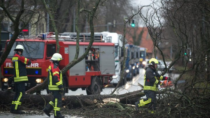 Situaţie dramatică în Polonia şi Germania. Furtuna Friederike a ucis 8 oameni, iar alţi 60 au fost răniţi