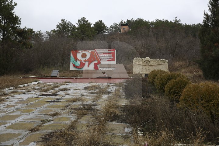 Monumentul de la complexul memorial din satul Nemţeni, VANDALIZAT. Au apărut inscripţii şi a fost vopsit în culorile tricolorului (FOTOREPORT)