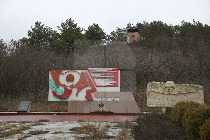 Monumentul de la complexul memorial din satul Nemţeni, VANDALIZAT. Au apărut inscripţii şi a fost vopsit în culorile tricolorului (FOTOREPORT)