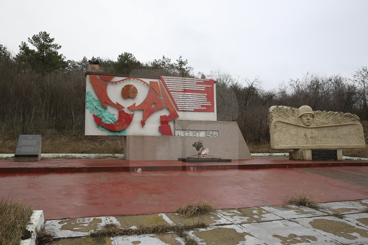 Monumentul de la complexul memorial din satul Nemţeni, VANDALIZAT. Au apărut inscripţii şi a fost vopsit în culorile tricolorului (FOTOREPORT)