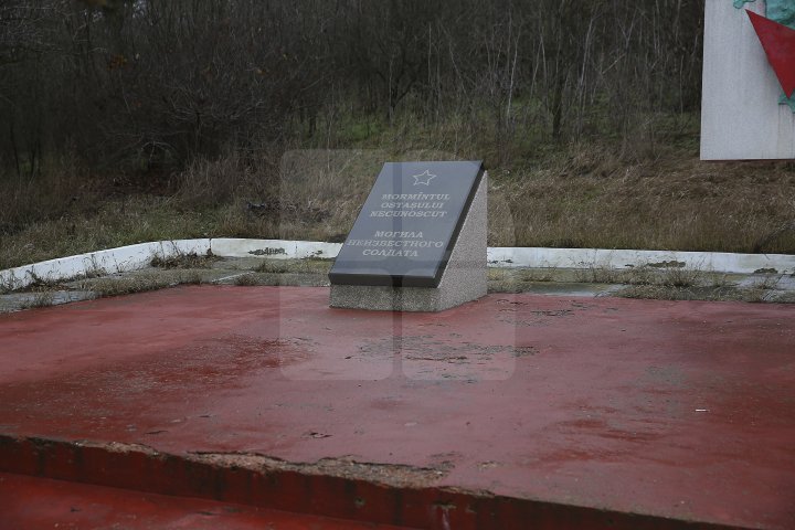 Monumentul de la complexul memorial din satul Nemţeni, VANDALIZAT. Au apărut inscripţii şi a fost vopsit în culorile tricolorului (FOTOREPORT)