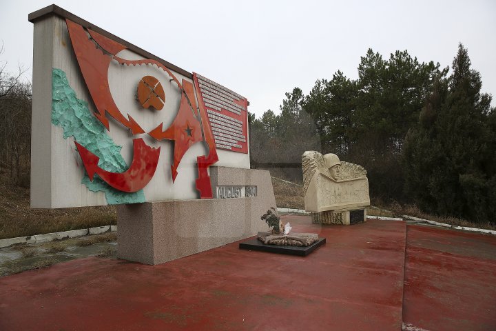 Monumentul de la complexul memorial din satul Nemţeni, VANDALIZAT. Au apărut inscripţii şi a fost vopsit în culorile tricolorului (FOTOREPORT)