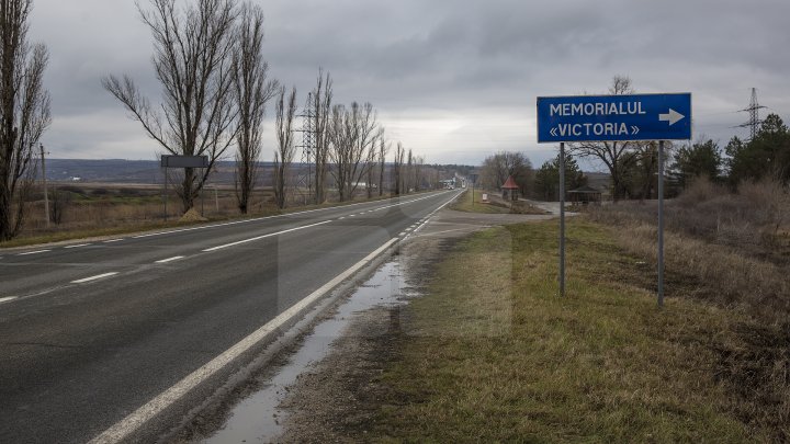 Monumentul de la complexul memorial din satul Nemţeni, VANDALIZAT. Au apărut inscripţii şi a fost vopsit în culorile tricolorului (FOTOREPORT)