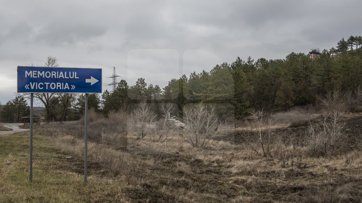 Monumentul de la complexul memorial din satul Nemţeni, VANDALIZAT. Au apărut inscripţii şi a fost vopsit în culorile tricolorului (FOTOREPORT)