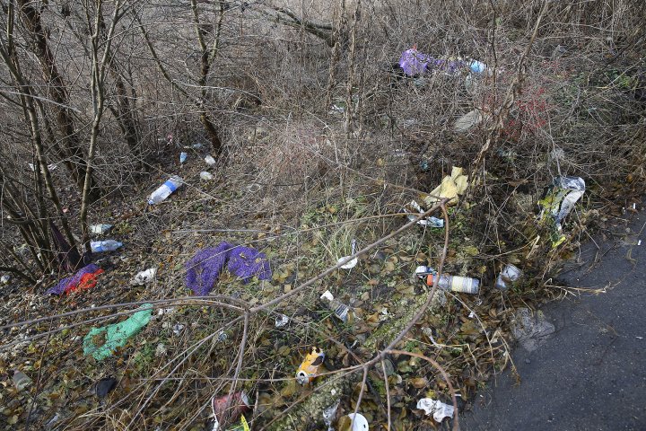 Monumentul de la complexul memorial din satul Nemţeni, VANDALIZAT. Au apărut inscripţii şi a fost vopsit în culorile tricolorului (FOTOREPORT)