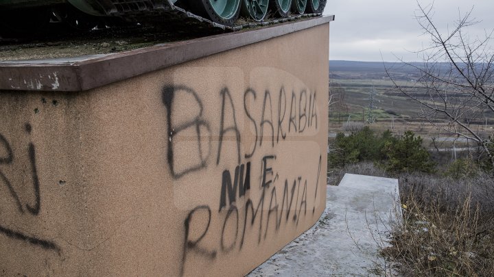 Monumentul de la complexul memorial din satul Nemţeni, VANDALIZAT. Au apărut inscripţii şi a fost vopsit în culorile tricolorului (FOTOREPORT)