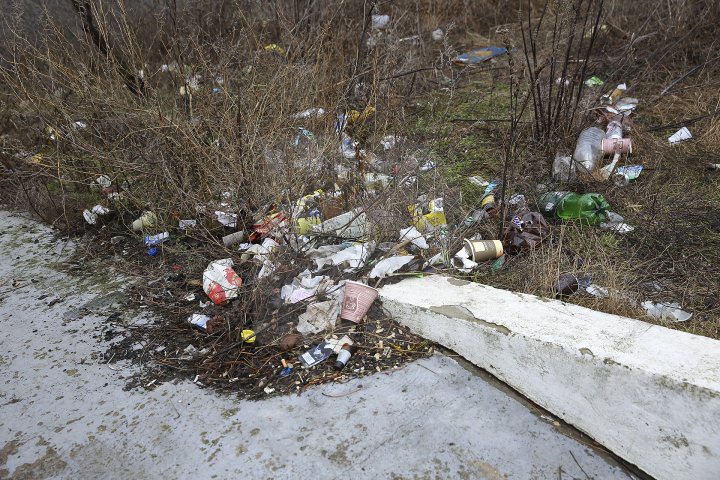 Monumentul de la complexul memorial din satul Nemţeni, VANDALIZAT. Au apărut inscripţii şi a fost vopsit în culorile tricolorului (FOTOREPORT)