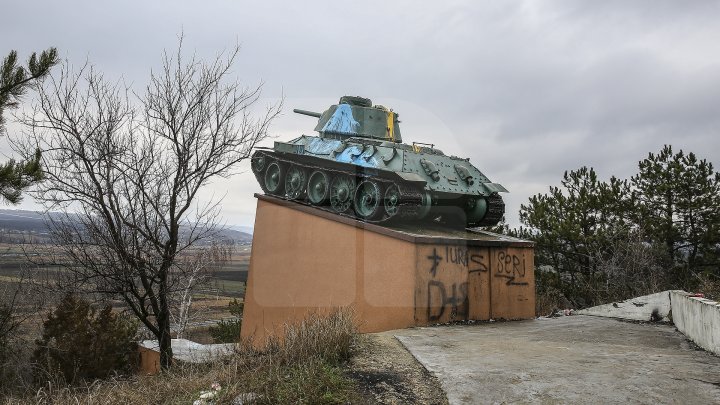 Monumentul de la complexul memorial din satul Nemţeni, VANDALIZAT. Au apărut inscripţii şi a fost vopsit în culorile tricolorului (FOTOREPORT)