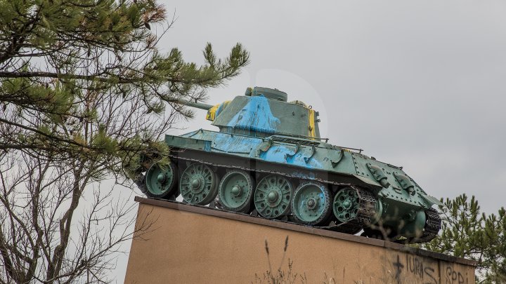 Monumentul de la complexul memorial din satul Nemţeni, VANDALIZAT. Au apărut inscripţii şi a fost vopsit în culorile tricolorului (FOTOREPORT)