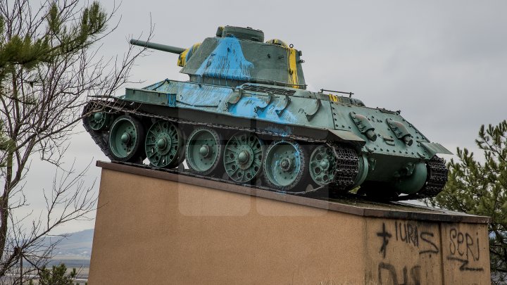 Monumentul de la complexul memorial din satul Nemţeni, VANDALIZAT. Au apărut inscripţii şi a fost vopsit în culorile tricolorului (FOTOREPORT)