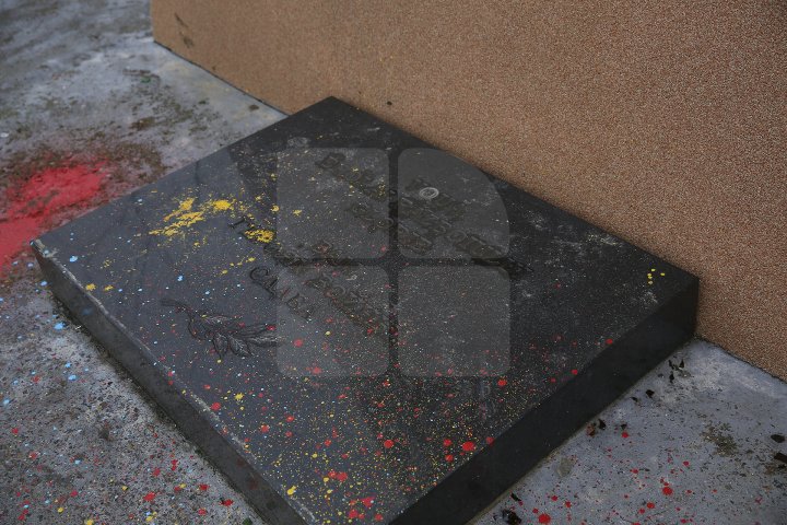 Monumentul de la complexul memorial din satul Nemţeni, VANDALIZAT. Au apărut inscripţii şi a fost vopsit în culorile tricolorului (FOTOREPORT)