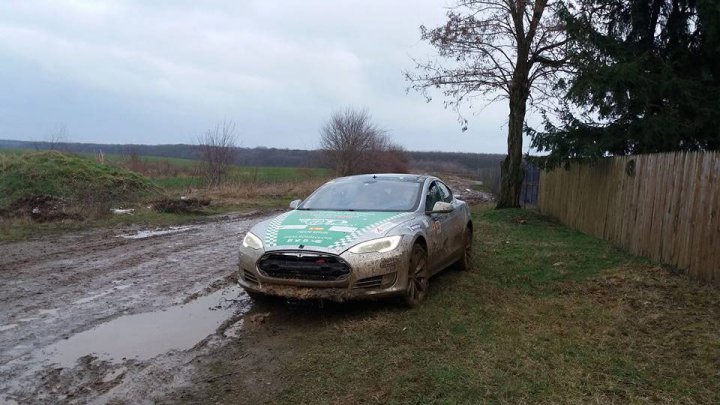 Ghinion pentru un șofer de Tesla model S. A ajuns să facă OFF-ROAD după ce s-a lăsat ghidat de GPS și de doi români