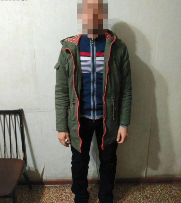 A spart automobile şi a adus prejudicii de circa 25.000 de lei. Un tânăr din Orhei, încătuşat de poliţişti (VIDEO)