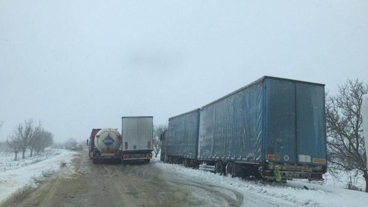 Zăpada le dă bătăi de cap şoferilor: O cisternă a lovit cu putere un TIR (FOTO)