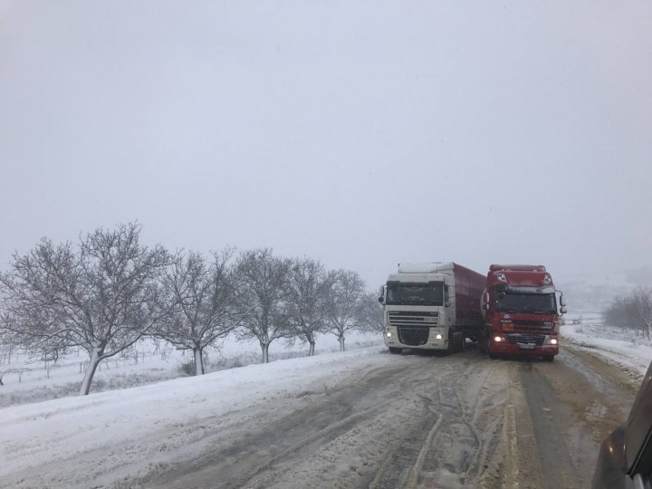 Zăpada le dă bătăi de cap şoferilor: O cisternă a lovit cu putere un TIR (FOTO)