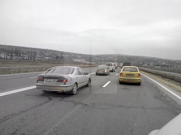 FOTO. Ambuteiaje la intrările în Capitală. După sărbătorile de iarnă, moldovenii revin în oraş