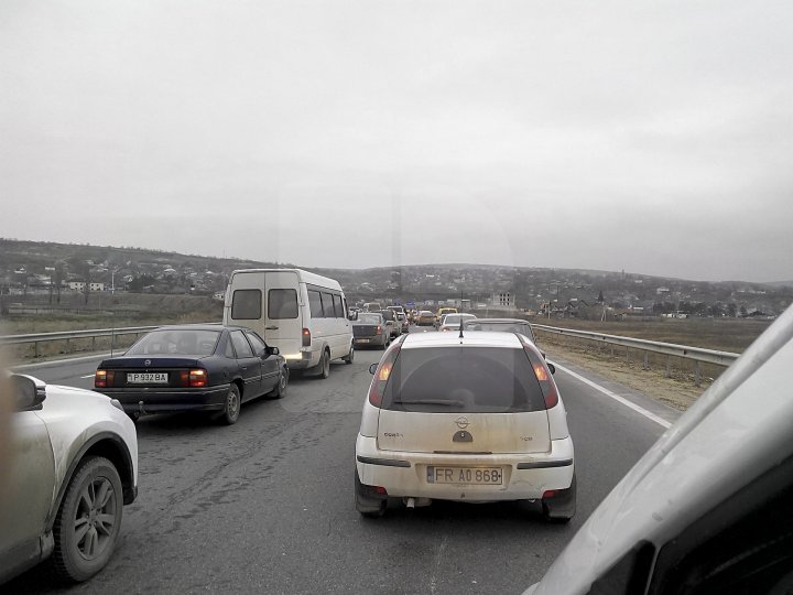 FOTO. Ambuteiaje la intrările în Capitală. După sărbătorile de iarnă, moldovenii revin în oraş