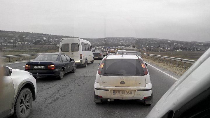 FOTO. Ambuteiaje la intrările în Capitală. După sărbătorile de iarnă, moldovenii revin în oraş