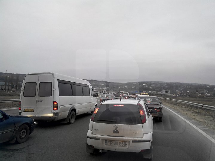 FOTO. Ambuteiaje la intrările în Capitală. După sărbătorile de iarnă, moldovenii revin în oraş