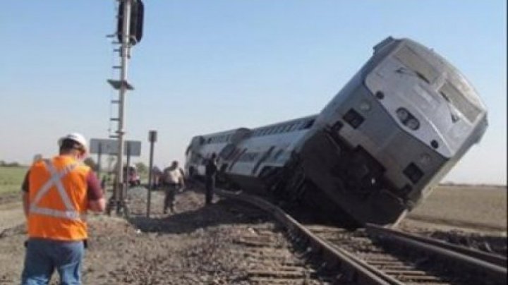 ACCIDENT FEROVIAR ÎN AMERICA. Un tren care transporta politicieni s-a izbit cu o camionetă de gunoi. Mai multe victime