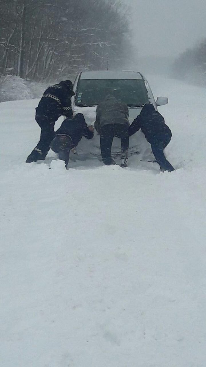 (FOTO) Pe unele trasee din ţară se formează TROIENE. Mai multe drumuri naţionale SUNT BLOCATE 