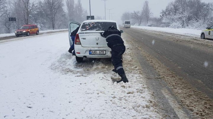 (FOTO) Pe unele trasee din ţară se formează TROIENE. Mai multe drumuri naţionale SUNT BLOCATE 