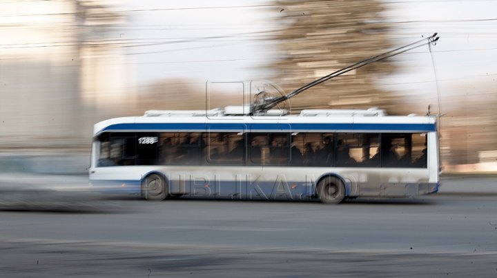 FĂRĂ PIC DE RUŞINE. Ce a făcut o femeie într-un troleibuz de pe ruta 22. Un tânăr a povestit totul (VIDEO)