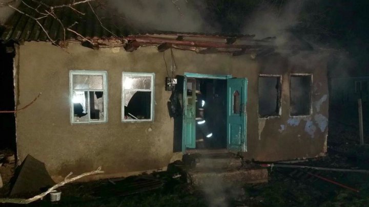 TRAGEDIE în raionul Străşeni! Un bărbat A ARS DE VIU în propria casă (FOTO)