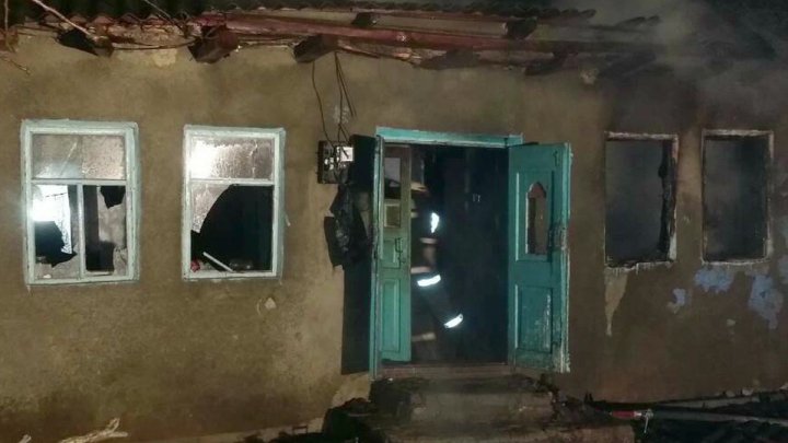 TRAGEDIE în raionul Străşeni! Un bărbat A ARS DE VIU în propria casă (FOTO)