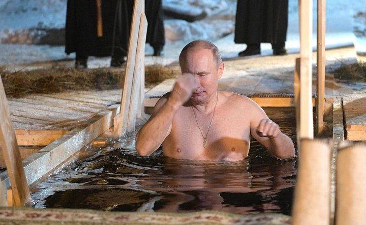 VIRAL PE INTERNET. Vladimir Putin s-a scufundat în apa îngheţată a lacului Seliger de Bobotează (FOTO/VIDEO)