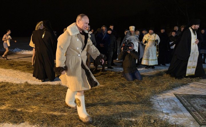 VIRAL PE INTERNET. Vladimir Putin s-a scufundat în apa îngheţată a lacului Seliger de Bobotează (FOTO/VIDEO)