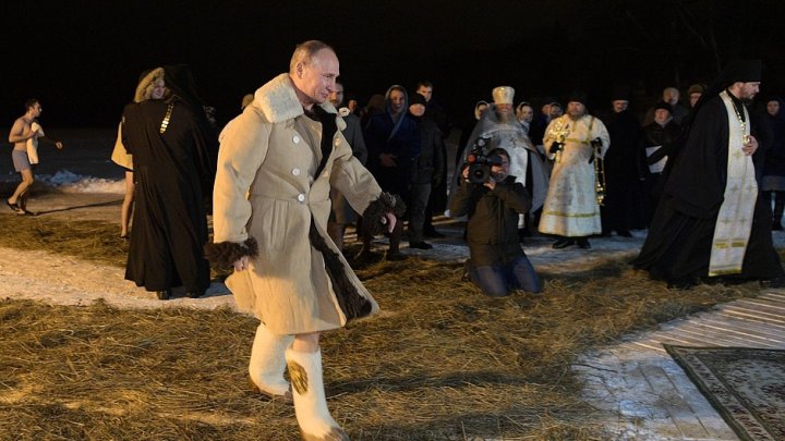 VIRAL PE INTERNET. Vladimir Putin s-a scufundat în apa îngheţată a lacului Seliger de Bobotează (FOTO/VIDEO)