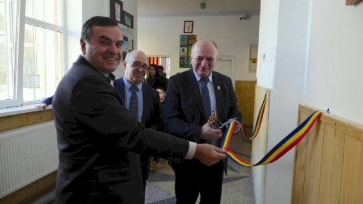 Toaletele dintr-o şcoală din Piatra Neamţ, inaugurate cu mare FAST! Primarul a tăiat panglica 