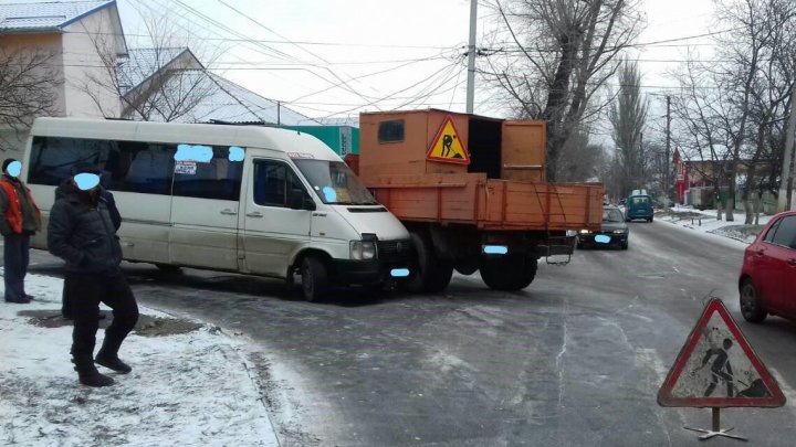 SITUAŢIE CRITICĂ în Capitală. Un centimetru de zăpadă a provocat 45 de accidente de circulaţie (FOTO)