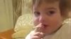 Strigător la cer! Copil de doi ani, surprins în timp ce fumează. Reacția părinților e halucinantă (VIDEO)