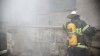Incendiu puternic în Prahova: Zeci de caroserii de maşini sunt cuprinse de flăcări