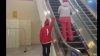 IMAGINILE CARE FAC ÎNCONJURUL INTERNETULUI! Cum a urcat un sportiv pe o scară rulantă (VIDEO)