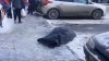 IMAGINI REVOLTĂTOARE în Rusia! Trupul neînsufleţit al unui bărbat căzut de la etaj, LĂSAT PRINTRE COPII 