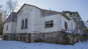 Conacul boierului Ștefan Gonat din satul Zberoaia se află într-o stare de degradare şi are nevoie urgent de reparaţii (FOTOREPORT)