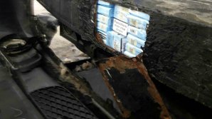 O mașină izolată termic cu 15.400 țigarete de contrabandă a fost descoperită la vamă