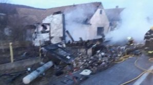 Accident transformat într-un incendiu în România. Un TIR plin cu ciocolată a dat foc unei case după ce a dărâmat stâlpii de curent