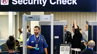 Tehnologie nouă pe Aeroportul din Miami. O cameră specială compară faţa oamenilor cu fotografia din paşaport