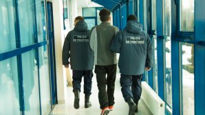 Un escroc rus, dat în căutare internațională, reținut pe Aeroportul Chișinău. Ce acuzaţii i se aduc