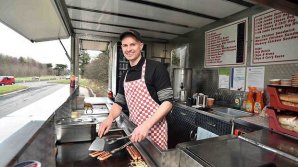 AFACERE DE SUCCES! Cum a reuşit un tânăr care vinde mâncare pe marginea drumului să câştige MILIOANE DE DOLARI