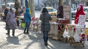 Atmosfera de primăvară! Pe străzile Capitalei au apărut primii comercianţi de mărţişoare (FOTOREPORT)