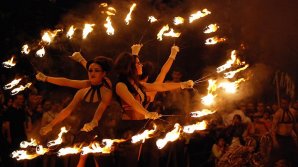 Zeci de oameni au înfruntat frigul pentru a asista la un spectacol al flăcărilor o plajă din Coreea de Sud