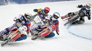 Competiție spectaculoasă în Rusia. Mai mulți sportivi s-au întrecut cu motocicletele pe un circuit de gheață 