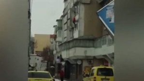 Imagini șocante! Un bărbat, împins de la balcon, chiar de fiul său